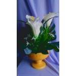 Калла (белая) 3 цветка с листами монстеры в вазоне + подарочная коробка
