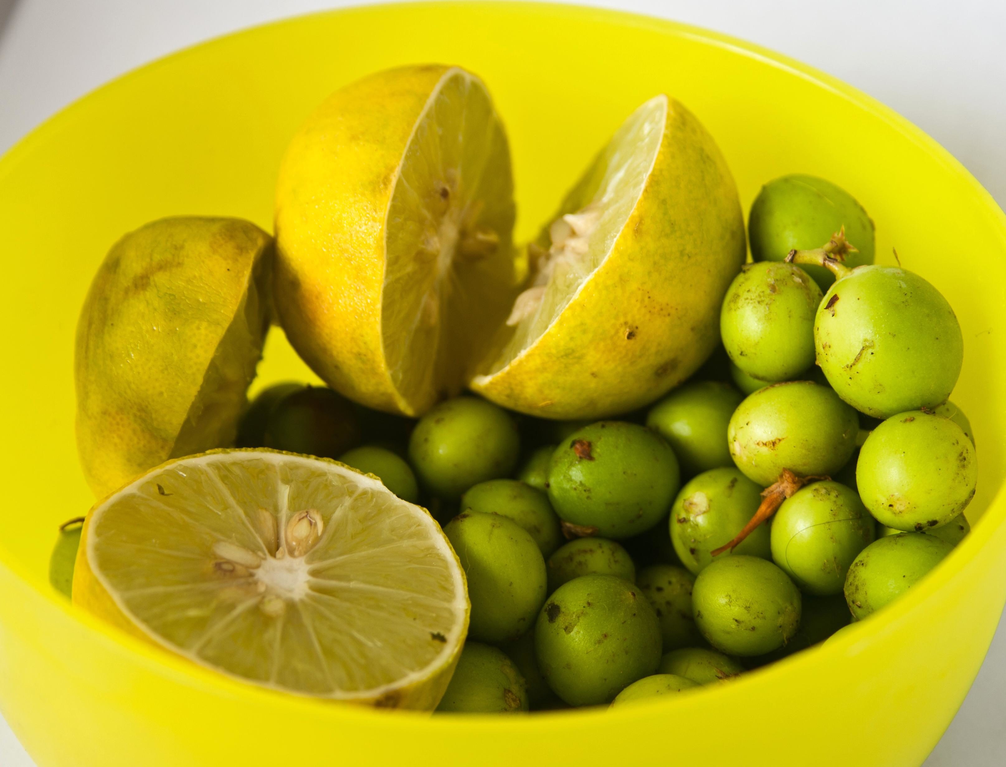 Желто зеленый фрукт