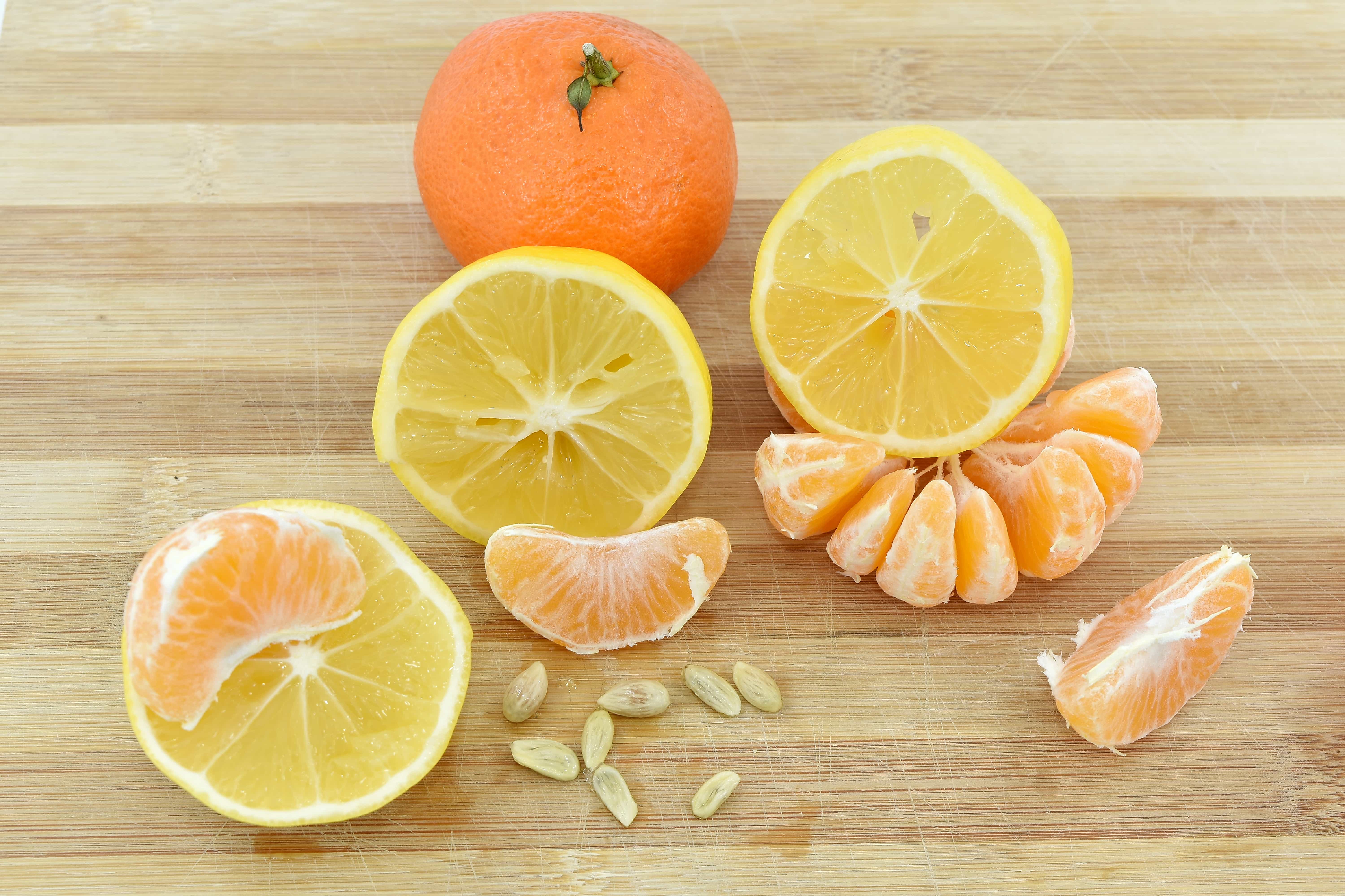 Orange vitamin. Оранжевый лимон витамин. Лимонные косточки и апельсиновые. Польза цитруса. Цитрусы полезности.